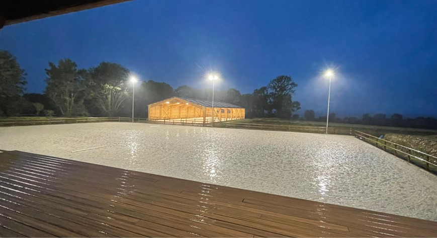Merisier Stables : lighting outdoor & indoor arenas
